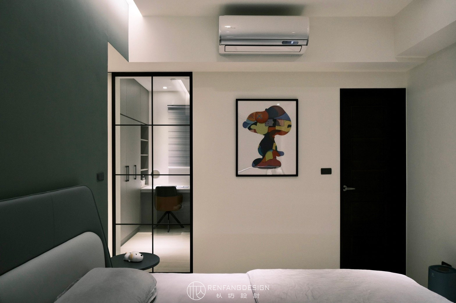 新成屋空間規劃 精緻木作端景展示架與藝術品收納細節特寫