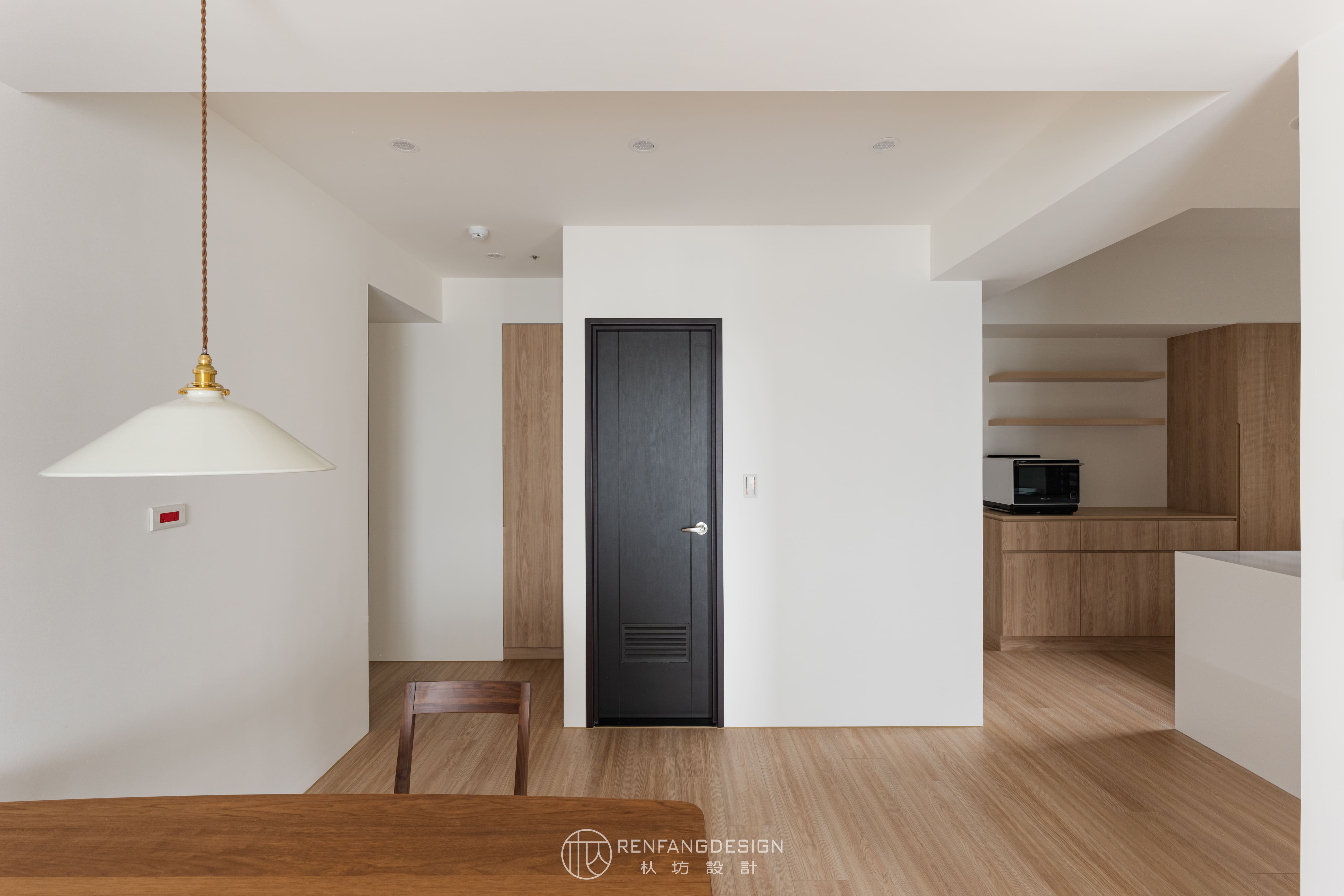新成屋空間規劃 精緻木作端景展示架與藝術品收納細節特寫