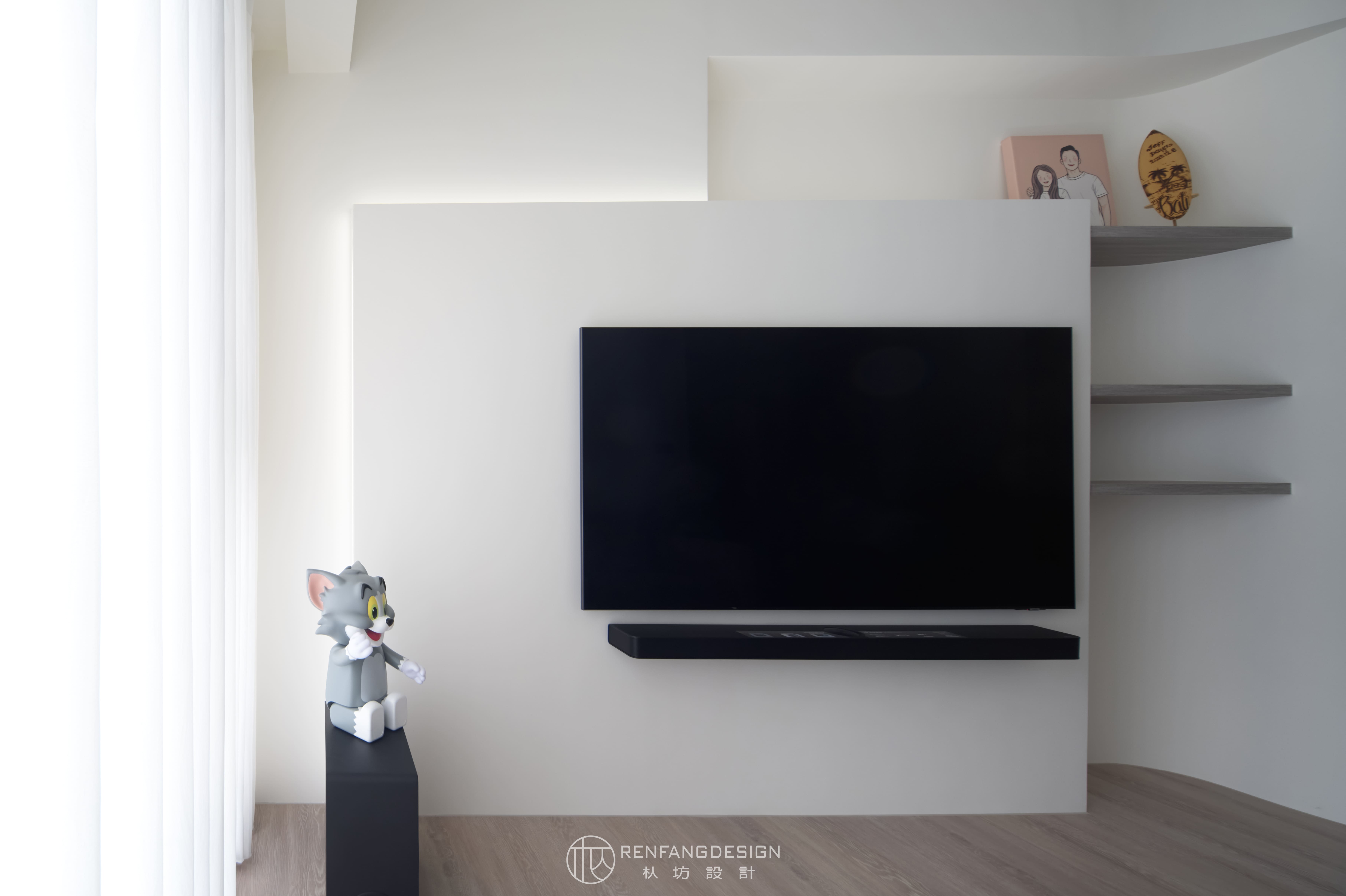 新成屋空間規劃 精緻木作端景展示架與藝術品收納細節特寫